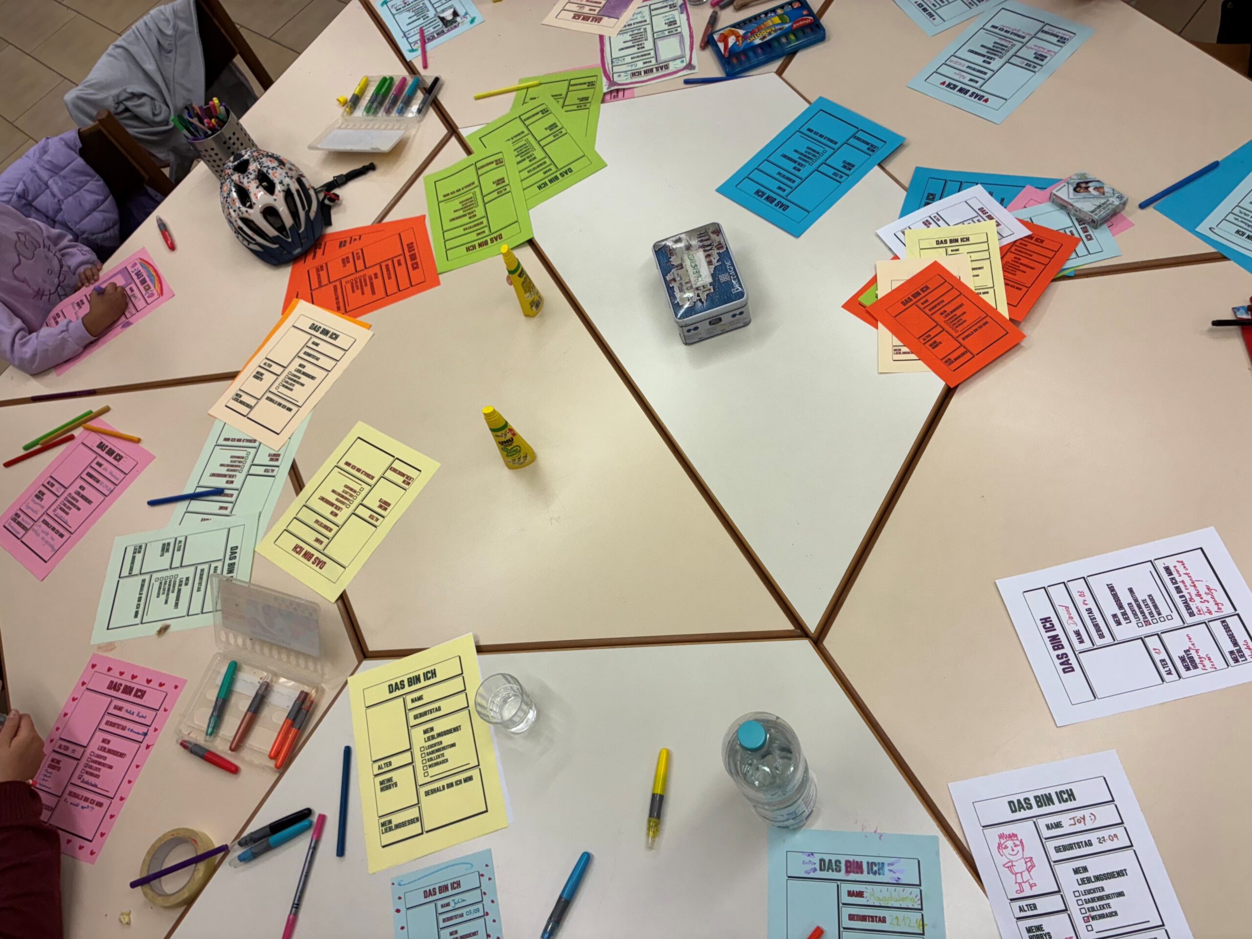 Minis am Start: Steckbriefe, Spiele & Polaroid-Action!